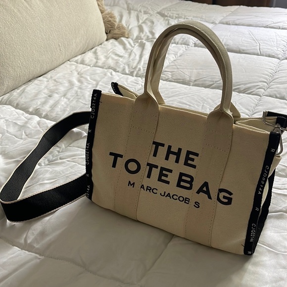 Marc Jacobs Handbags - Marc Jacobs small tote